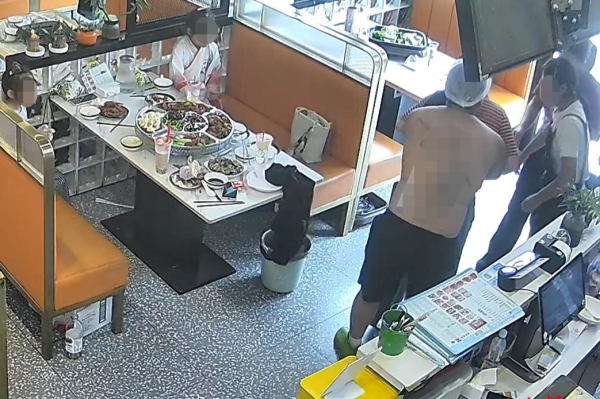 在线股票配资排名 饭店男厨师赤裸上身施救女顾客，被质疑“不穿衣服贴近女性”！本人回应：此前被热油溅到受伤；网友：别让好人寒了心！